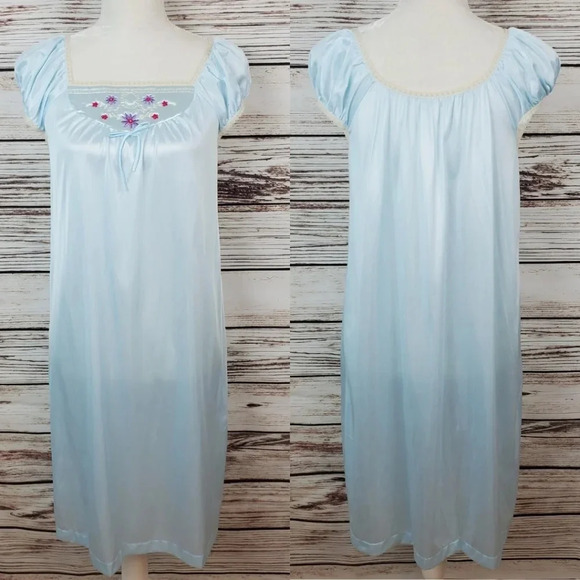 Movie Star Small Vinatge Blue Embroidered Nylon 2-Pc Matching Robe and Gown Set - Picture 3 of 12